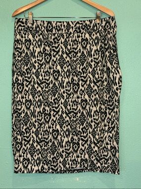 Ripskirt Hawaii Black and White Patterned skirt. Size large.
